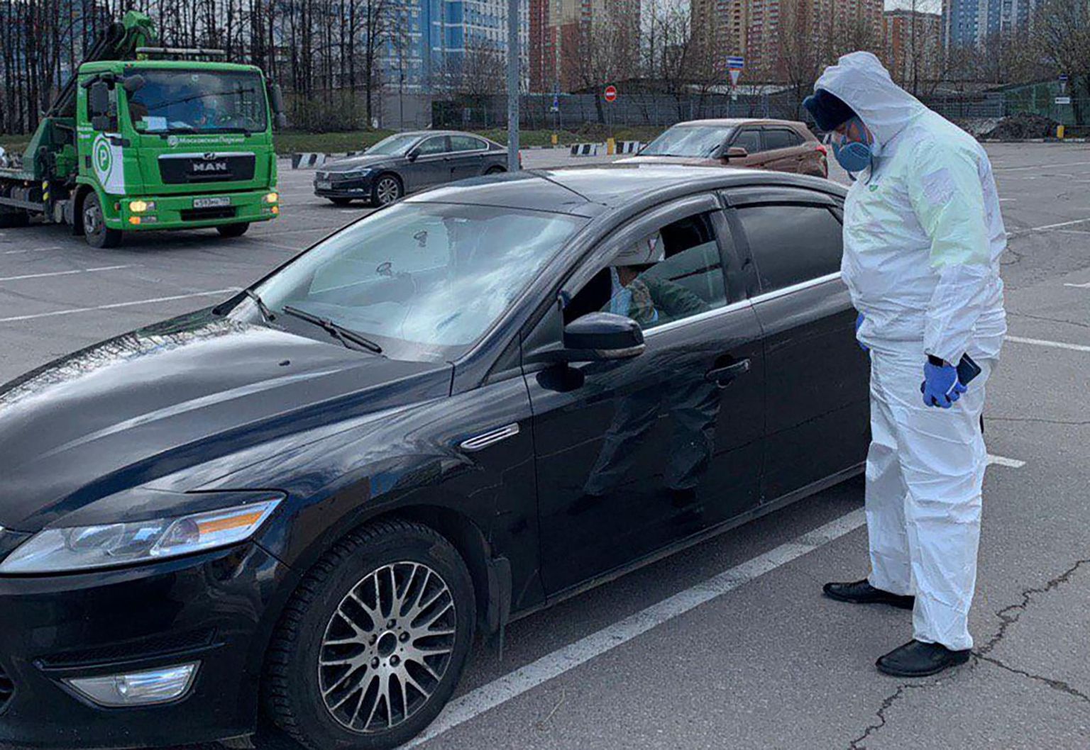 Karantiinireegleid rikkunud moskvalane politseinikuga rääkimas. Kaks kolmandikku Venemaa koroonajuhtumitest on tuvastatud pealinnas.  foto: Tass / Scanpix