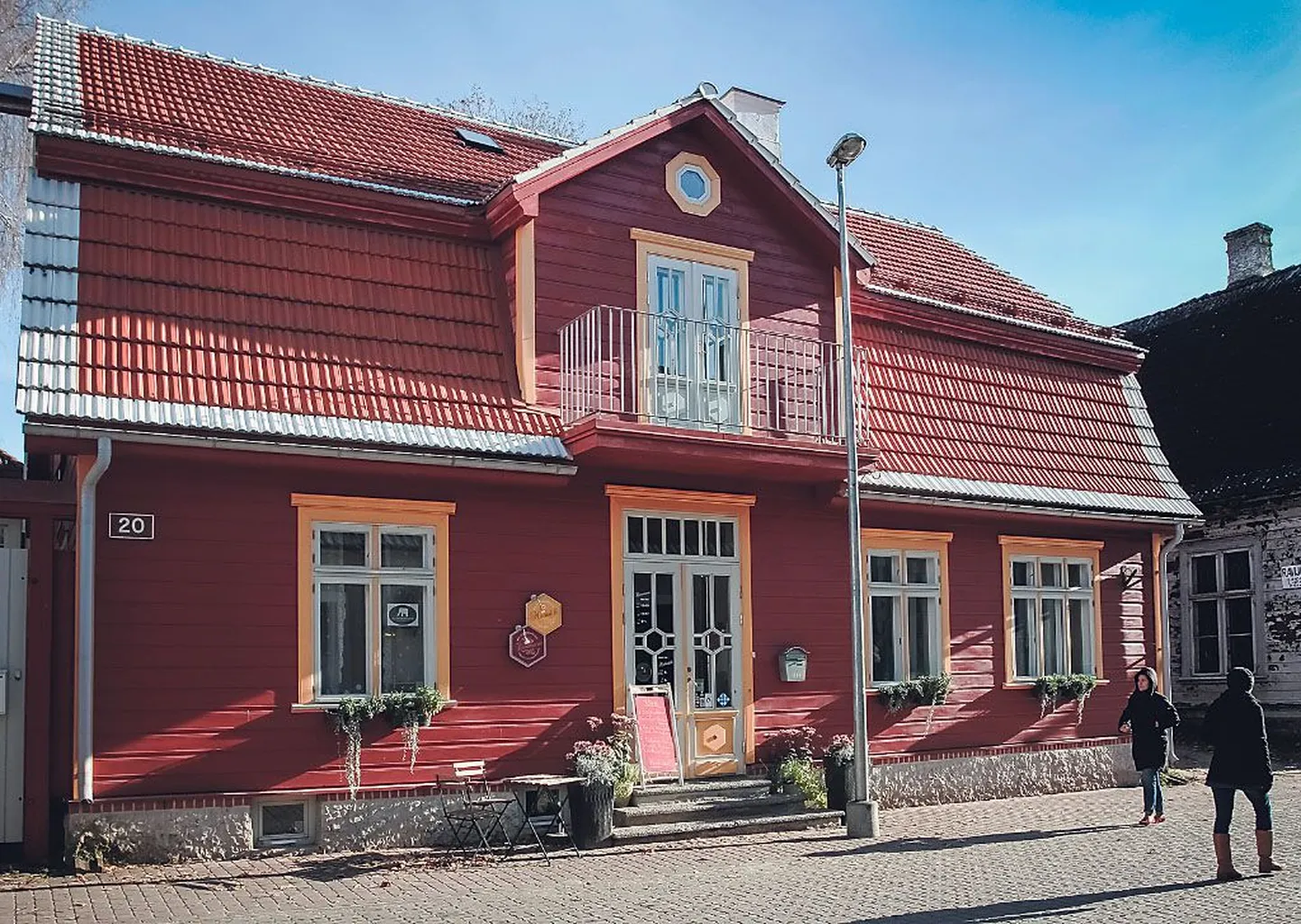 Pühavaimu 20 asunud ajahambast puretud mäda juurdeehitusega maja seisis pikka aega tühjalt, nüüd on linlastel ajaloolisse majja vaba pääs: seal tegutsevad mahetoitu pakkuv Mahediku kohvik ning mahe- ja loodustoodete äri Riiamarii.