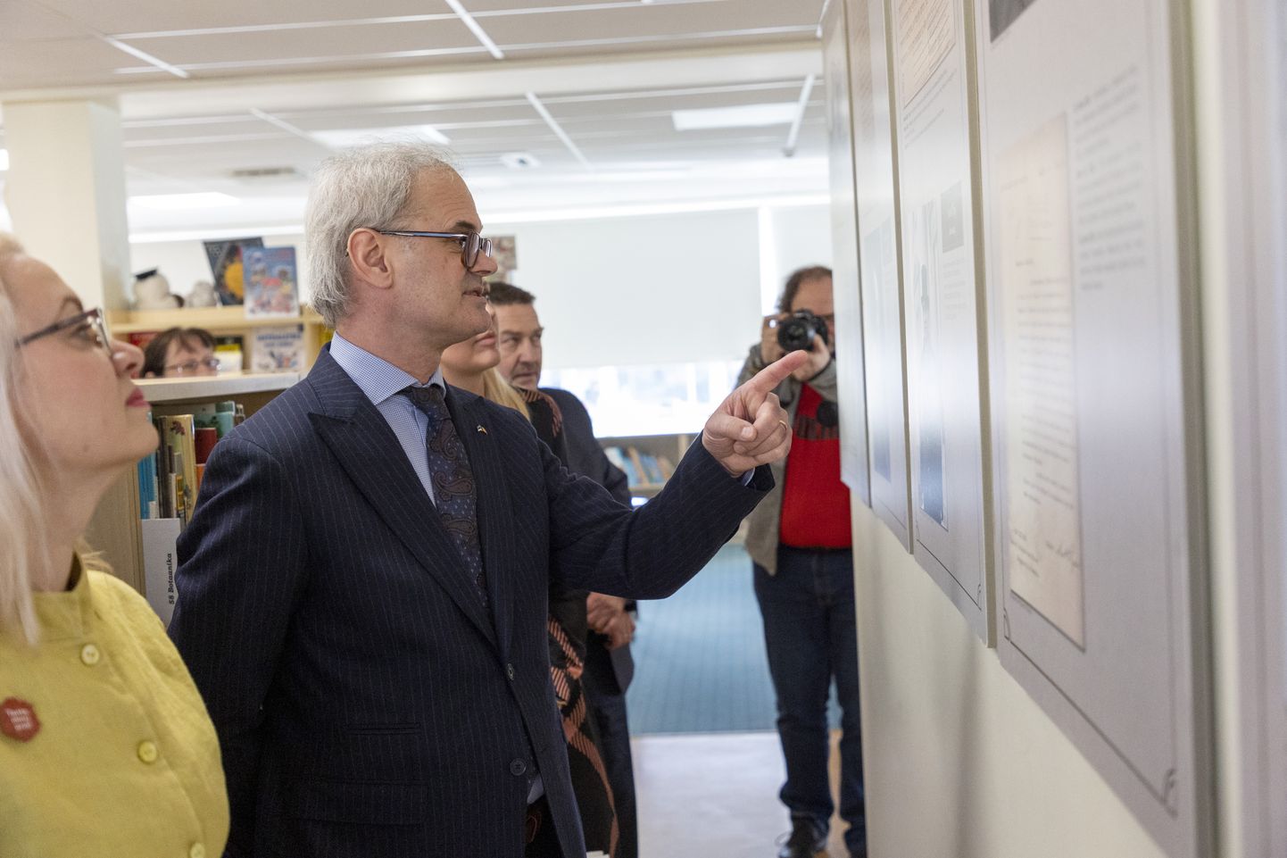 Rumeenia suursaadik avas märtsis näituse Eesti ja Rumeenia vaheliste suhete sajanda aastapäeva puhul Järvamaa keskraamatukogus. Aprillis avab Rumeenia saatkond näituse Avatud Galeriis.