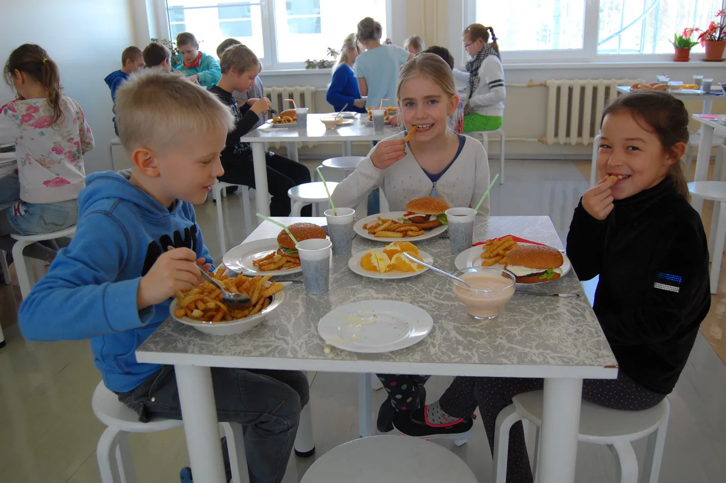 Esimese klassi õpilased Gert Vainoja, Paula Andreson ja Kertu Lass kiitsid teistmoodi lõunasööki.