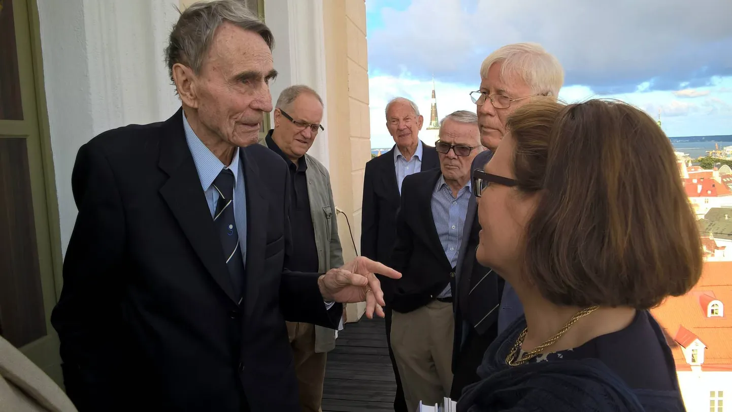 Mauno Koivisto viimane visiit Tallinnasse, 8. septembril 2015. Soome suursaatkonna rõdul Mauno Koivisto, Henn Karits, Jaakko Estola, Pertti Sivula, Matti Punttila ja Kirsti Narinen.