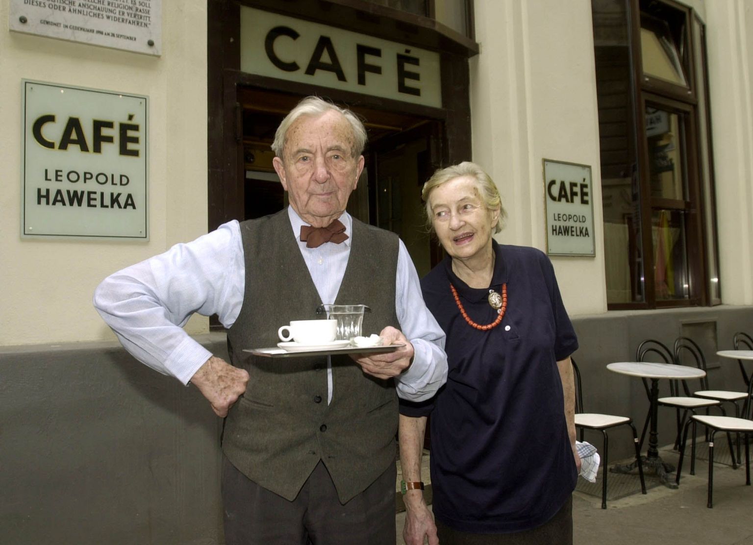 Leopold Hawelka koos abikaasa Josefinega omanimelise kohviku ees Viinis.