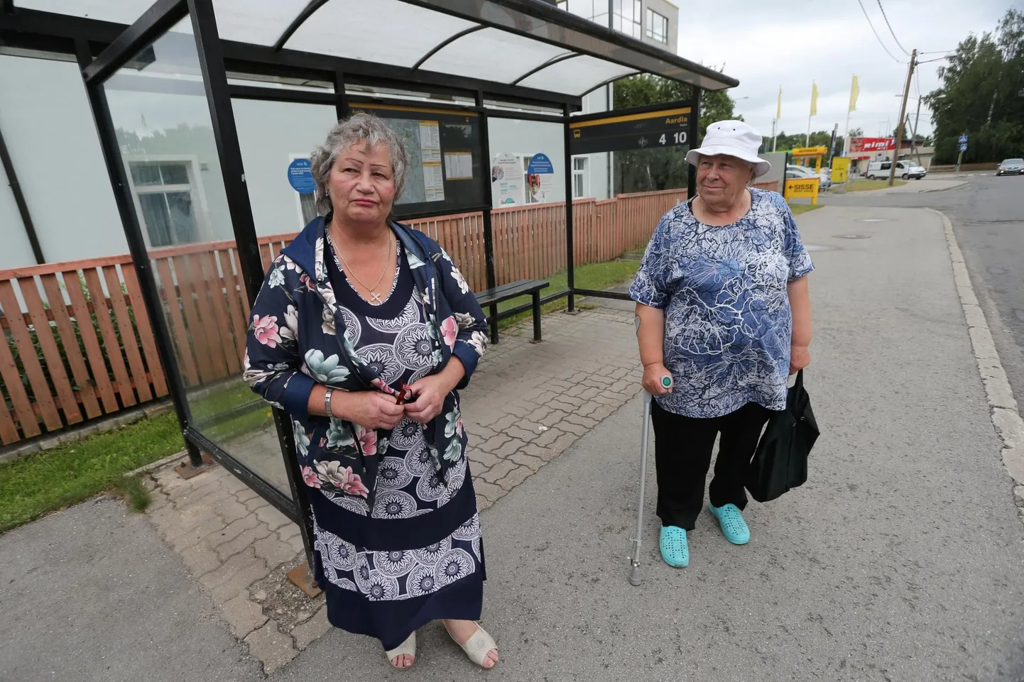 Ropka pensionärid Lanna Vassila (vasakul) ja Aime Härmaste kohtusid hiljuti kodu lähedal Aardla bussipeatuse ees. Vassila jutustas, kuidas Härmaste tema aiast mööda minnes alati bussimure uute arengusuundade kohta pärib, kuid vastus jääb ikka samaks – muutusi pole.