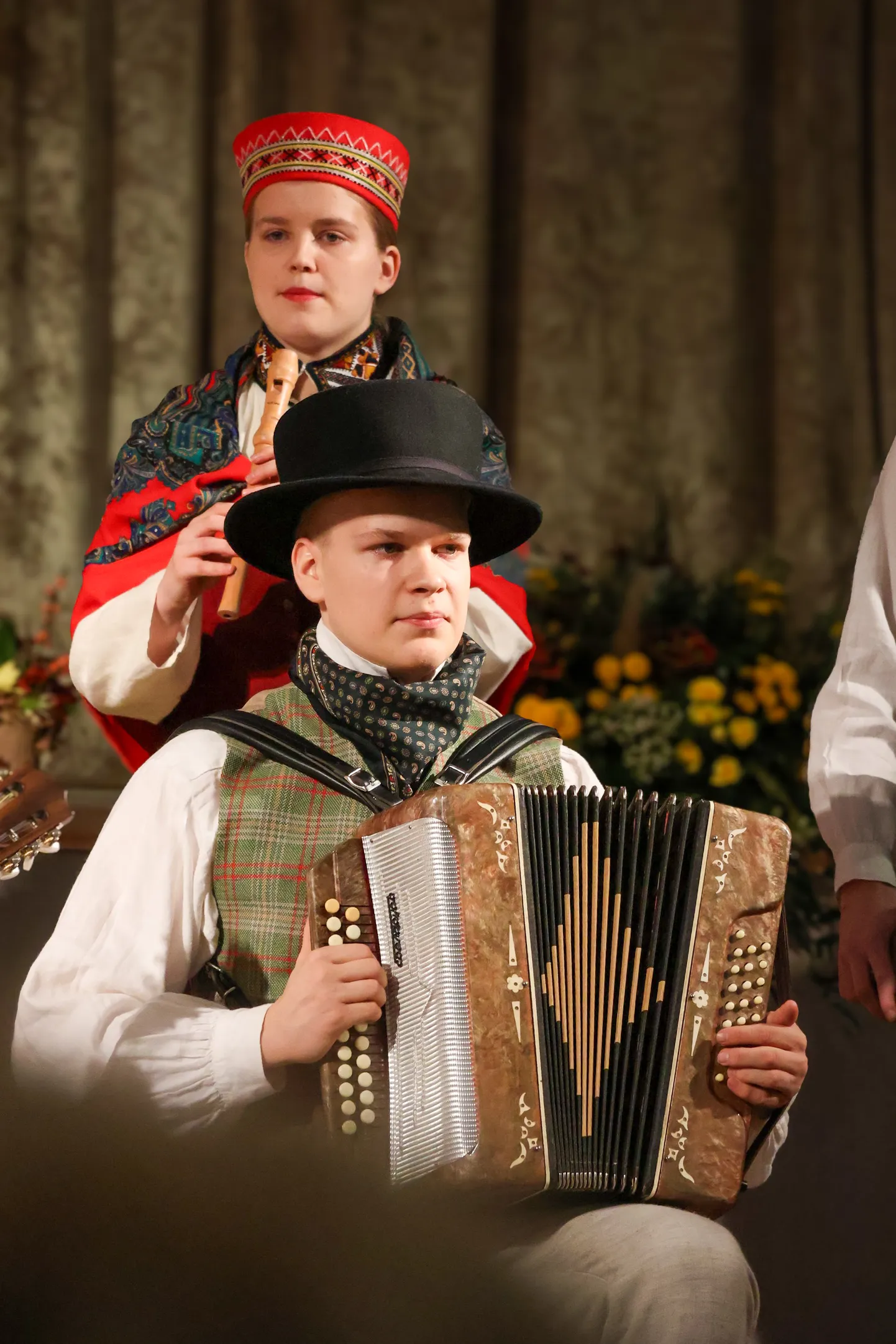 Muzicē Rīgas KTMC "Ritums" ģimeņu folkloras studijas "Garataka" jaunieši. Festivāla "Baltica" repertuāra pārbaudes skate 2024. gada novembrī.
