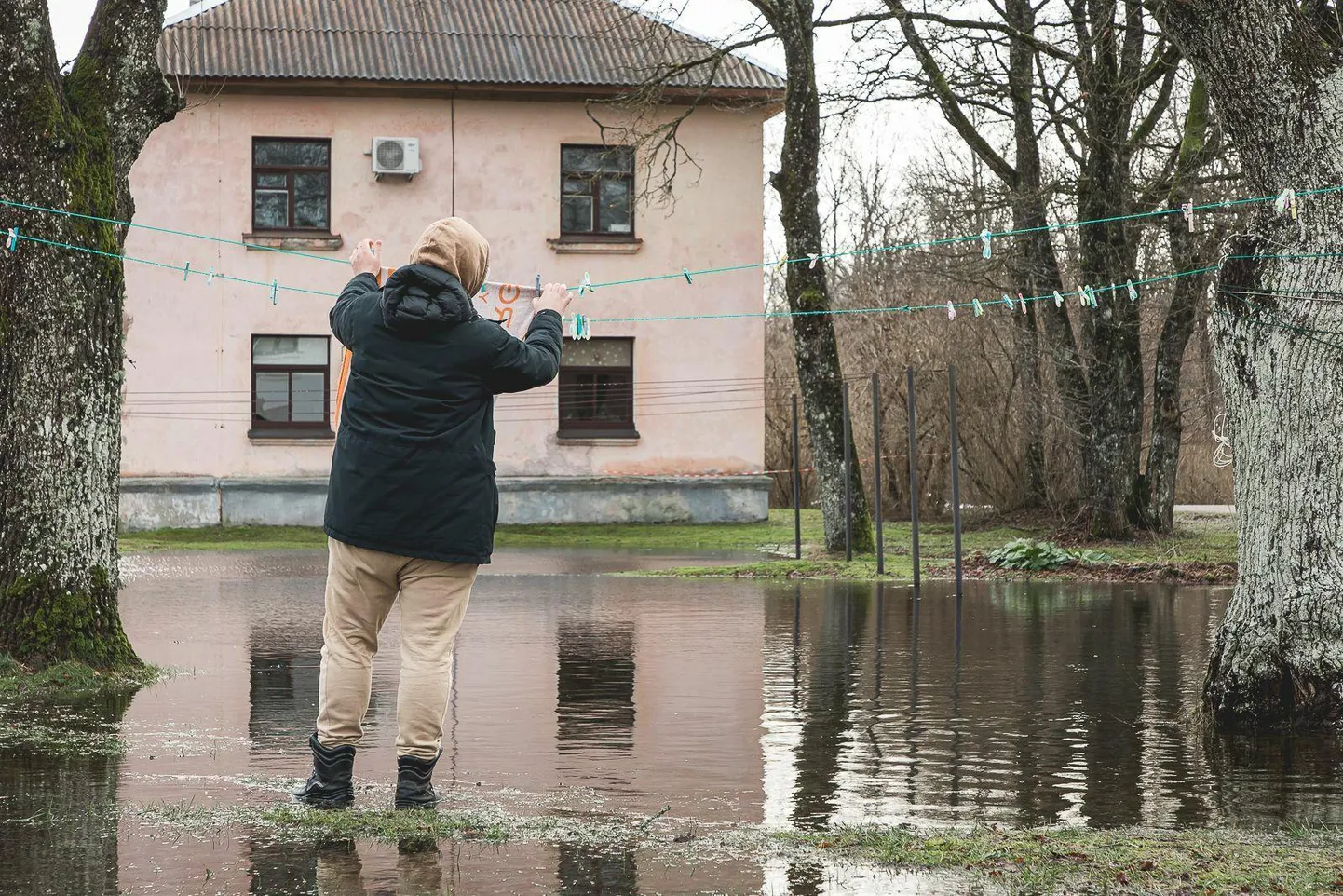 Kui tavaliselt on Saaremaa rannikualad suurte vihmade ja lumesulavee tõttu üpris vesised, siis nüüd ei pääsenud suurest veest ka Saaremaa keskosa. Uputus Astes.