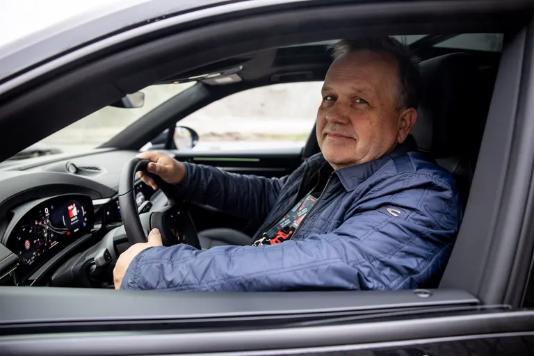 Eesti Porche klubi liige Avo Elme proovis, mis eristab uut ja elektrilist Porsche Macani tema vanemast bensiiniga Porsche 911 (977) Carrerast.