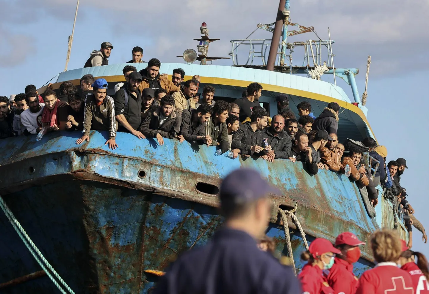 Kreeka võimud pukseerisid üleeile Kreeta saarele Palaiochora sadamasse sadu migrante vedanud kalalaeva, mis kaotas Vahemerele juhitavuse ja jäi hulpima. Kuna Egeuse merel on Kreeka piirivalve ja Frontex kontrolli tugevdanud, on hakanud laevad rohkem liikuma Kreetast lõunasse jäävaid mereteid pidi Itaalia suunas.