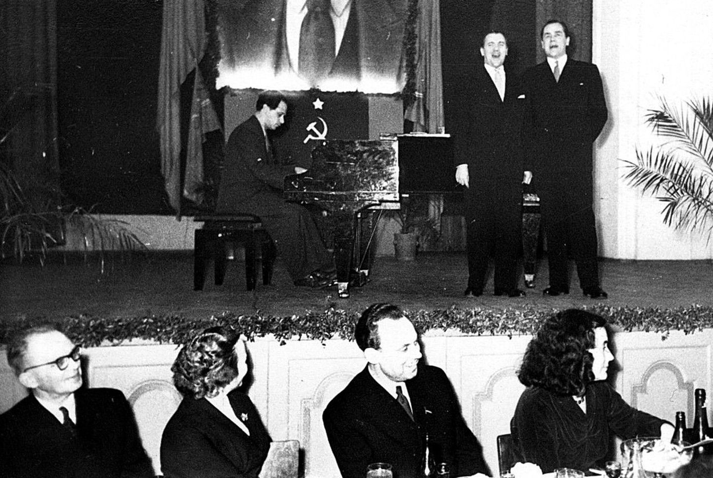 Ajastutruud pildid:
 artiklit illustreerivad varem avaldamata fotod 1957. aasta oktoobrist, mil Tallinna Poliitharidusmaja saalis toimus revolutsiooniveteranide kohtumisõhtu noore põlvkonna loomeinimestega. Esinevad Viktor Gurjev ja Georg Ots, klaveril saadab Gennadi Podelski.
