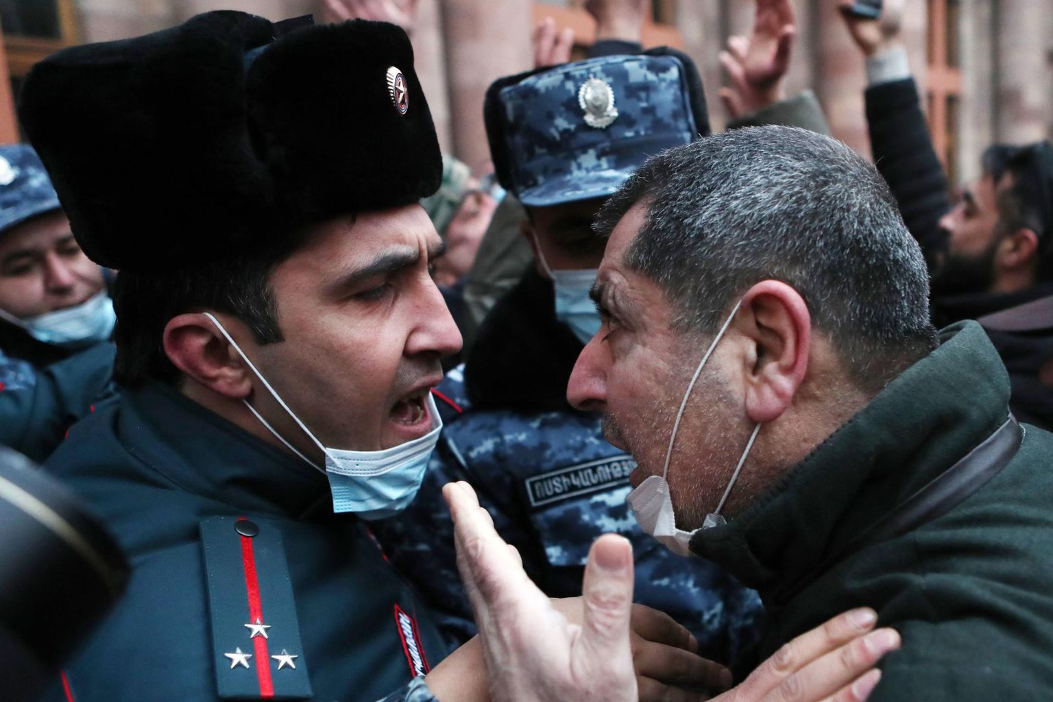 Julgeolekutöötaja ja valitsuse tagasiastumist nõudev meeleavaldaja 28. jaanuaril Jerevanis valitsushoone juures.