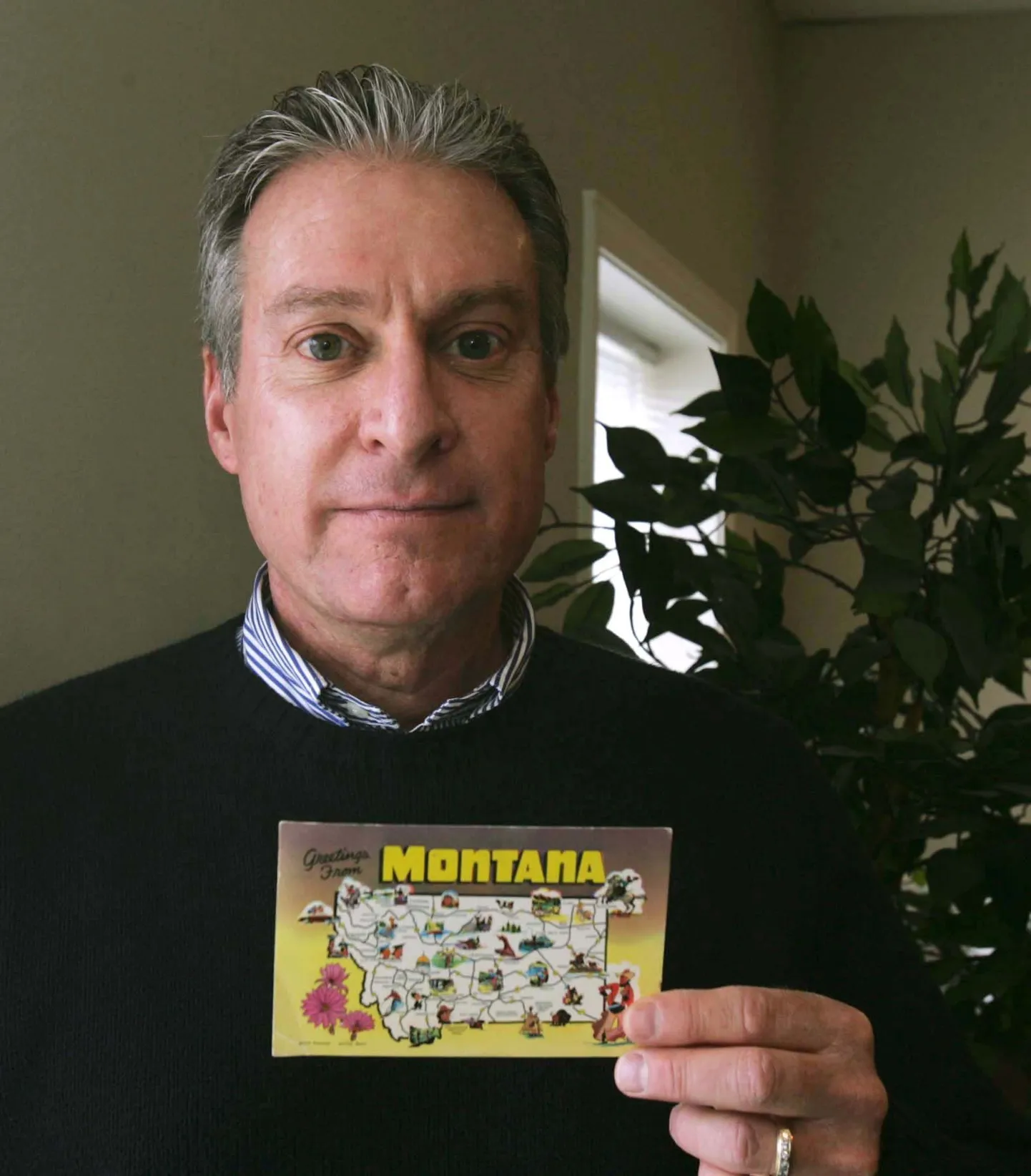 David Conn näitamas postkaarti, mis saadeti 47 aastat tagasi