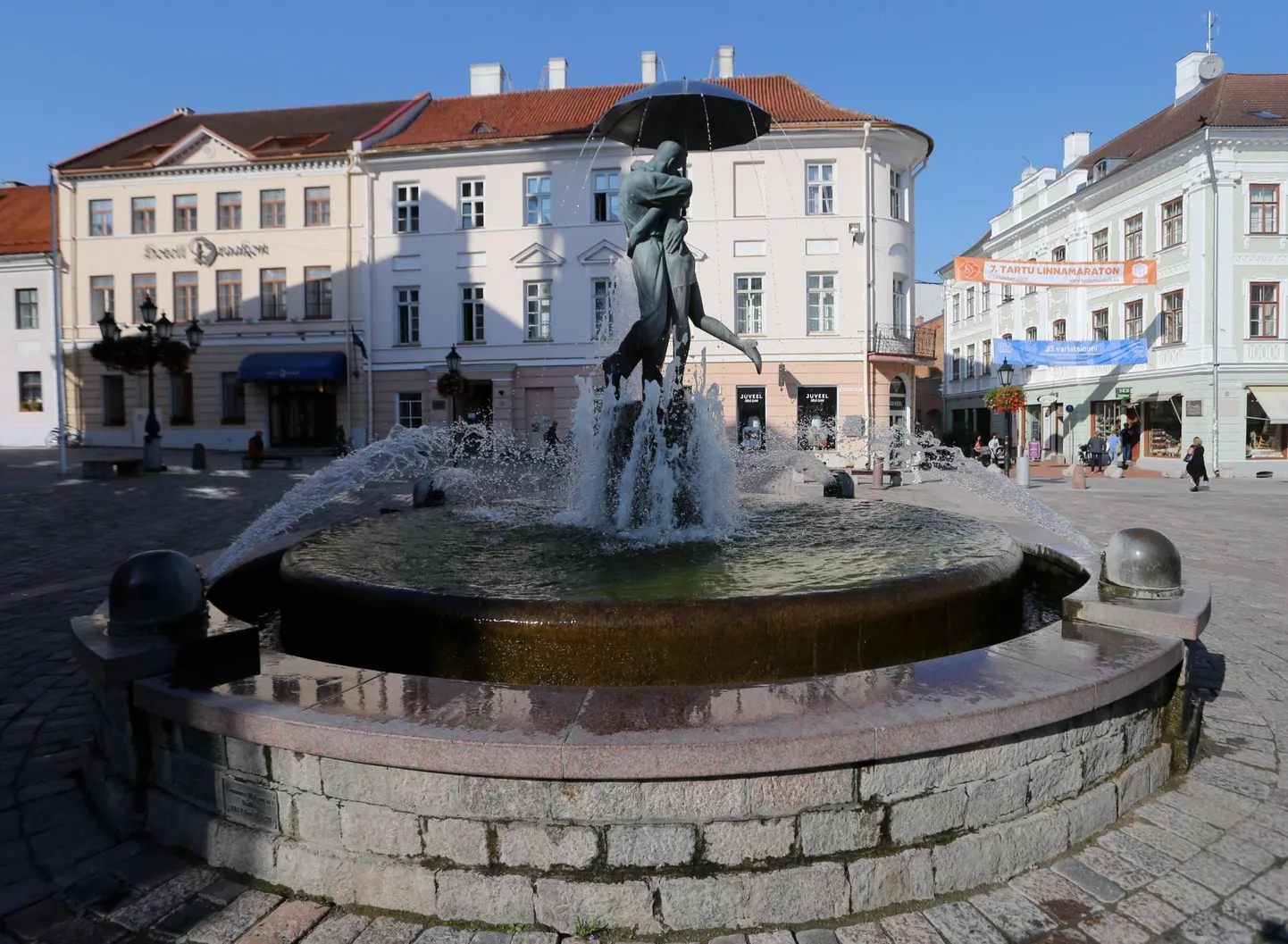 Purskkaev suudlevad tudengid Tartu südalinnas.