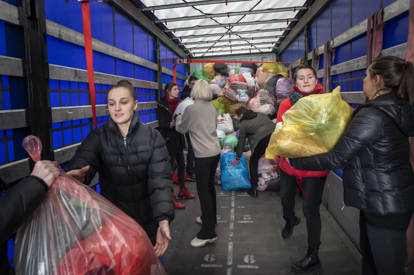 Leedu vabatahtlikud sortimas Ukraina põgenike heaks tehtud annetusi. 