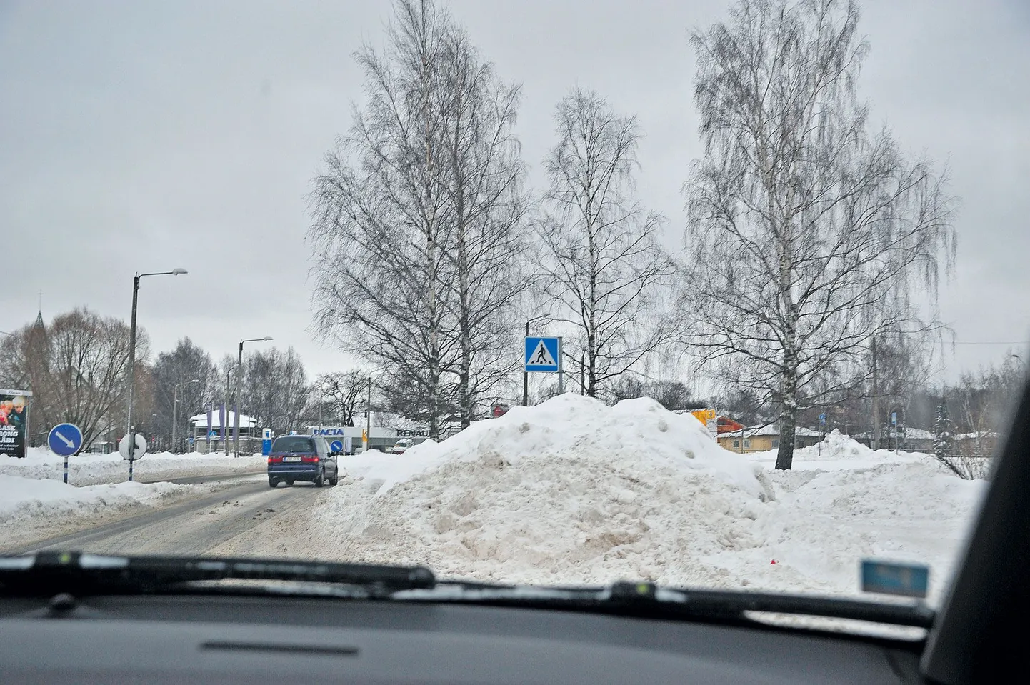 Sõpruse silla lähedal Silla bussipeatuse juures jääb juhil vaid mõistatada, kas lumekuhja tagant on keegi sebrale astumas.