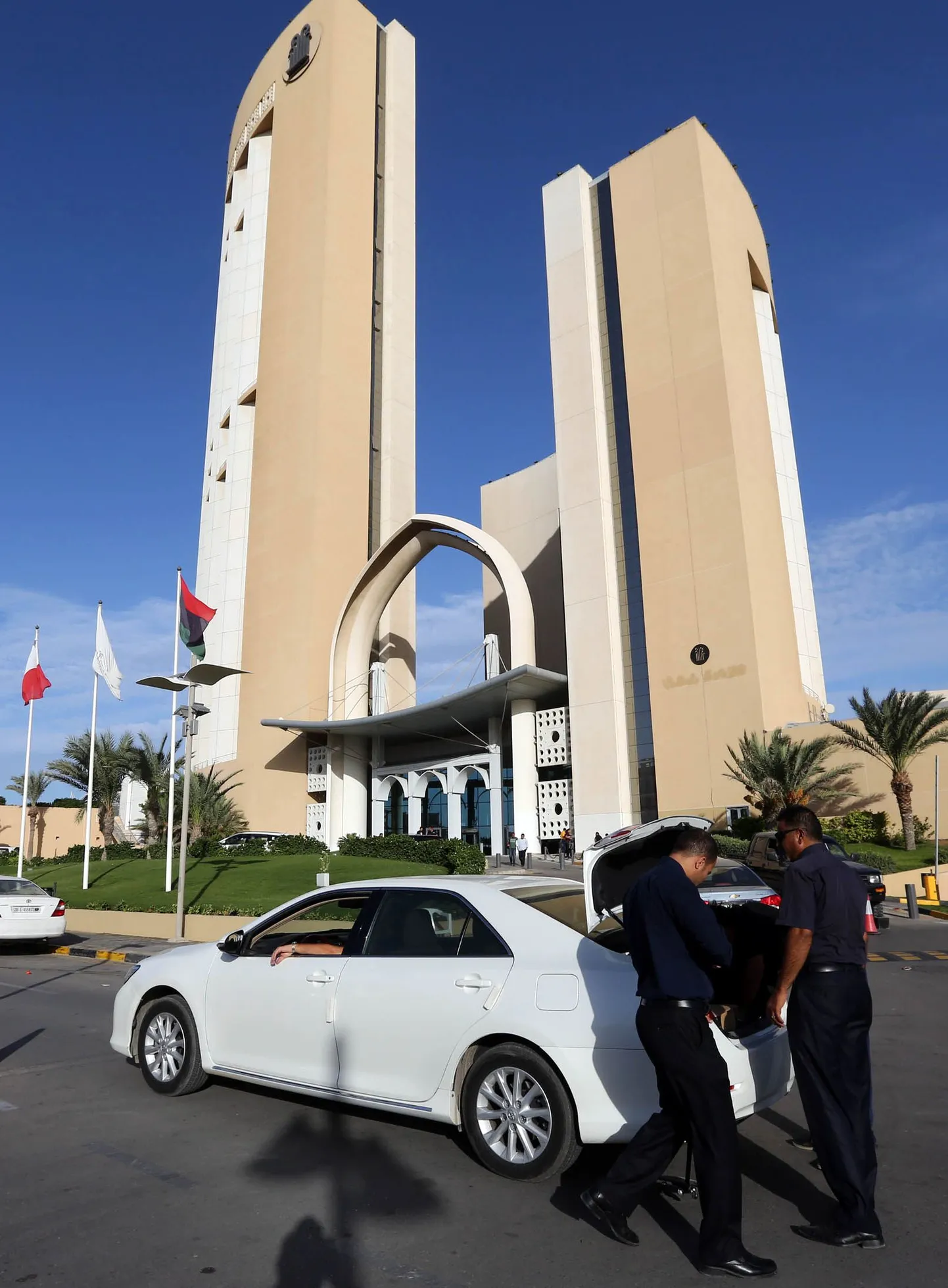 Turvakontroll Tripoli Corinthia hotelli juures täna pärast Liibüa peaministri röövimist.