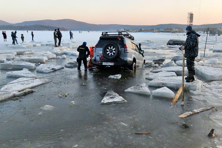 Venemaal Kaug-Idas Vladivostoki lähedal vajusid kalameeste autod läbi jää. Pildil päästetöötajad tõmbamas autot jäisest veest välja.