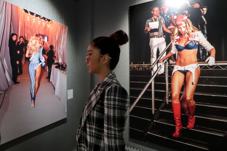 Austraalia fotograafi Russell Jamesi näitus «A Decade Backstage at Victoria's Secret Fashion Show» Venemaal Peterburis.