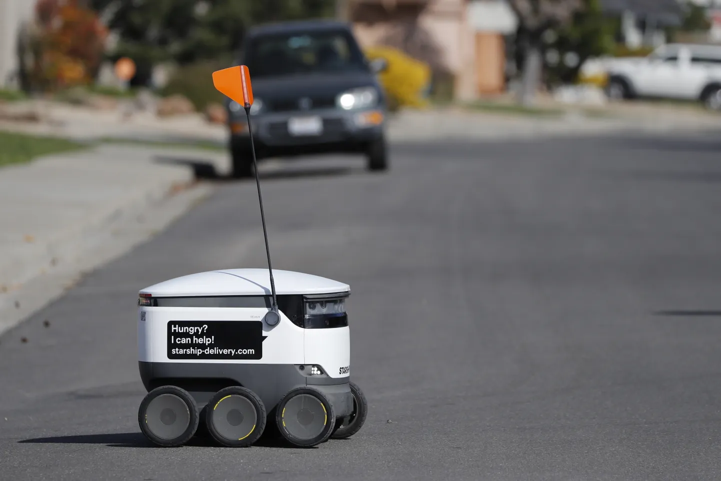Starshipi pakiroboteid peljati eile õhtul Oregoni ülikoolilinnakus, kuna juhtkond hoiatas neis peituva võimaliku pommi eest. Pildil on samasugune Starshipi robot Californias teed ületamas.