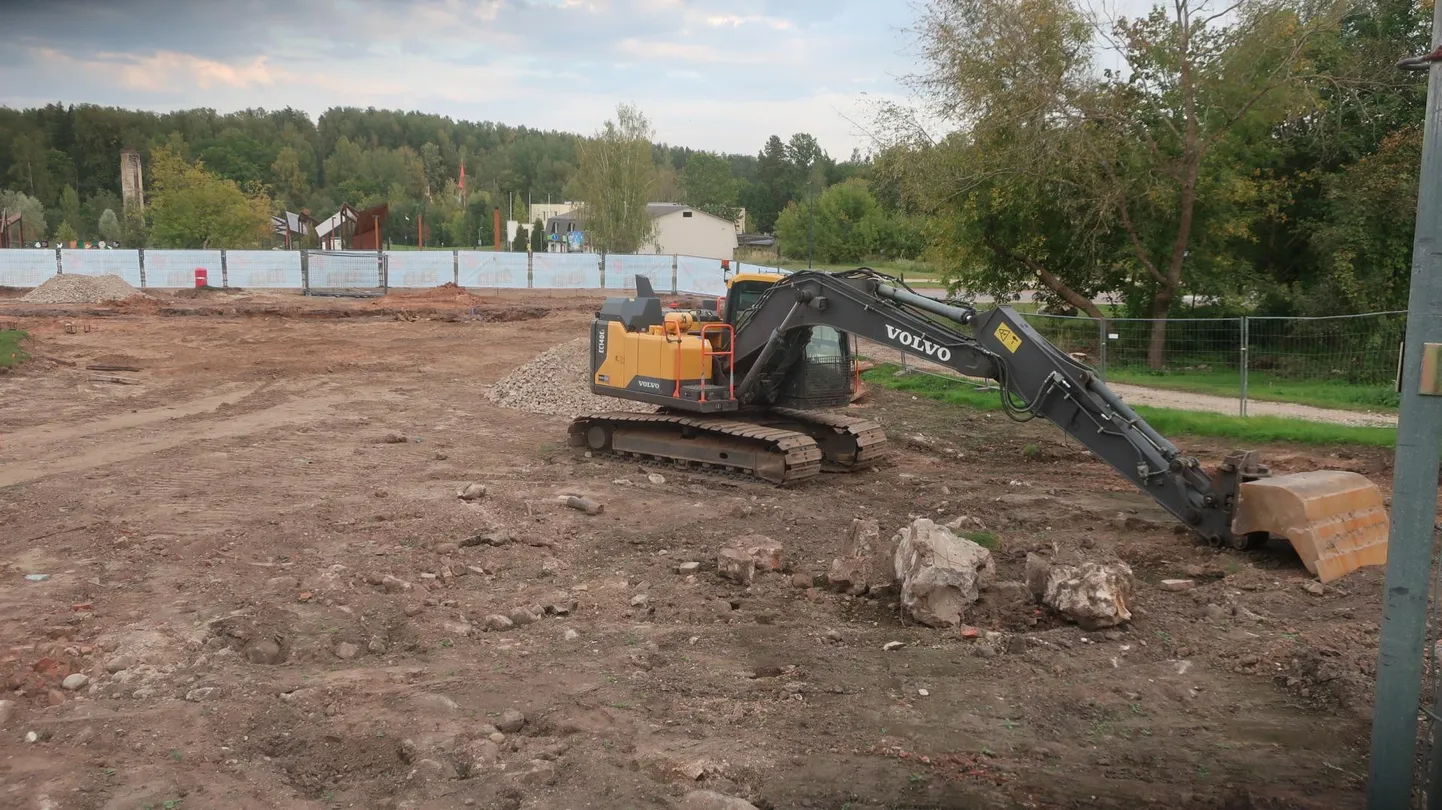 Administratiivhoone ehitusel on mullatöödega jõutud peaaegu Põlva muusikakooli külje alla.