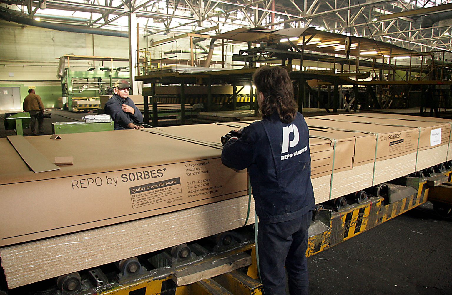 Püssi puitplaatide tehases töötab ligemale 200 inimest ja lõviosa toodangust läheb välisturule.