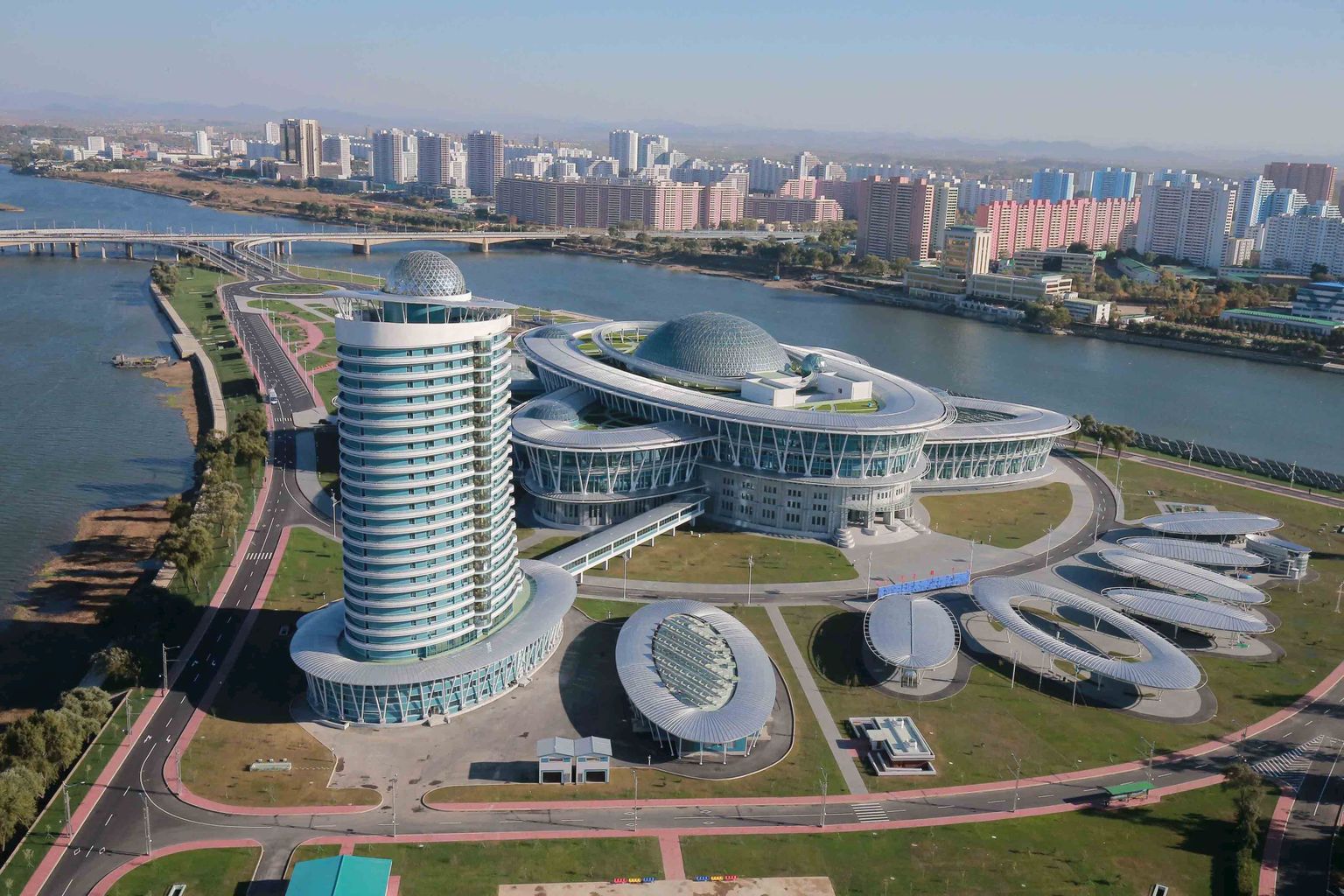 Vaade Pyongyangi jõesaarel asuvale Sci-Techi kompleksile.