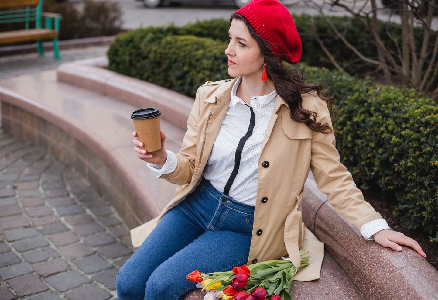 Женщина с кофе и цветами. Иллюстративное фото