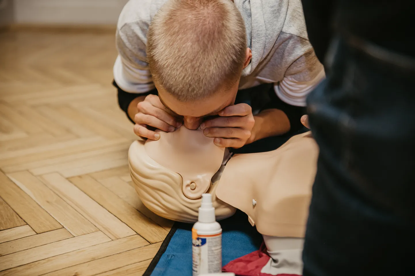 Elustamine, südamemassaaž. Elustamiskoolitus Pärnu Sütevaka humanitaargümnaasiumis, Punane rist.
