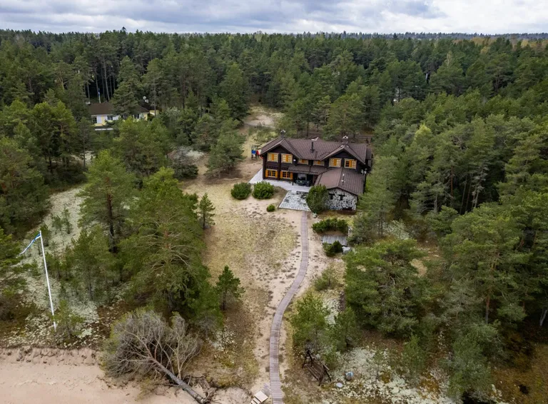 Varem endisele vandeadvokaadile Viktor Kaasikule kuulunud, ehituskeeluvööndisse ehitatud villa Haapse külas.