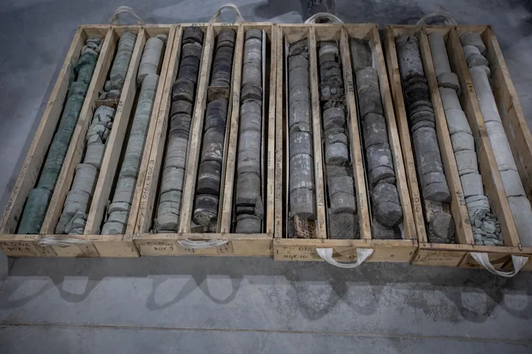 Geoloogiateenistuse puursüdamike hoidlas Arbaveres võib näha läbilõiget valitsuse sihikul olevast maapõuest: imeilus roheline on glaukoniitliivakivi (vasakul esimene rida), seejärel must diktüoneemakilt ehk konnatahvel ning hallikas fosforiit (7.–10. rida vasakult lugedes).
