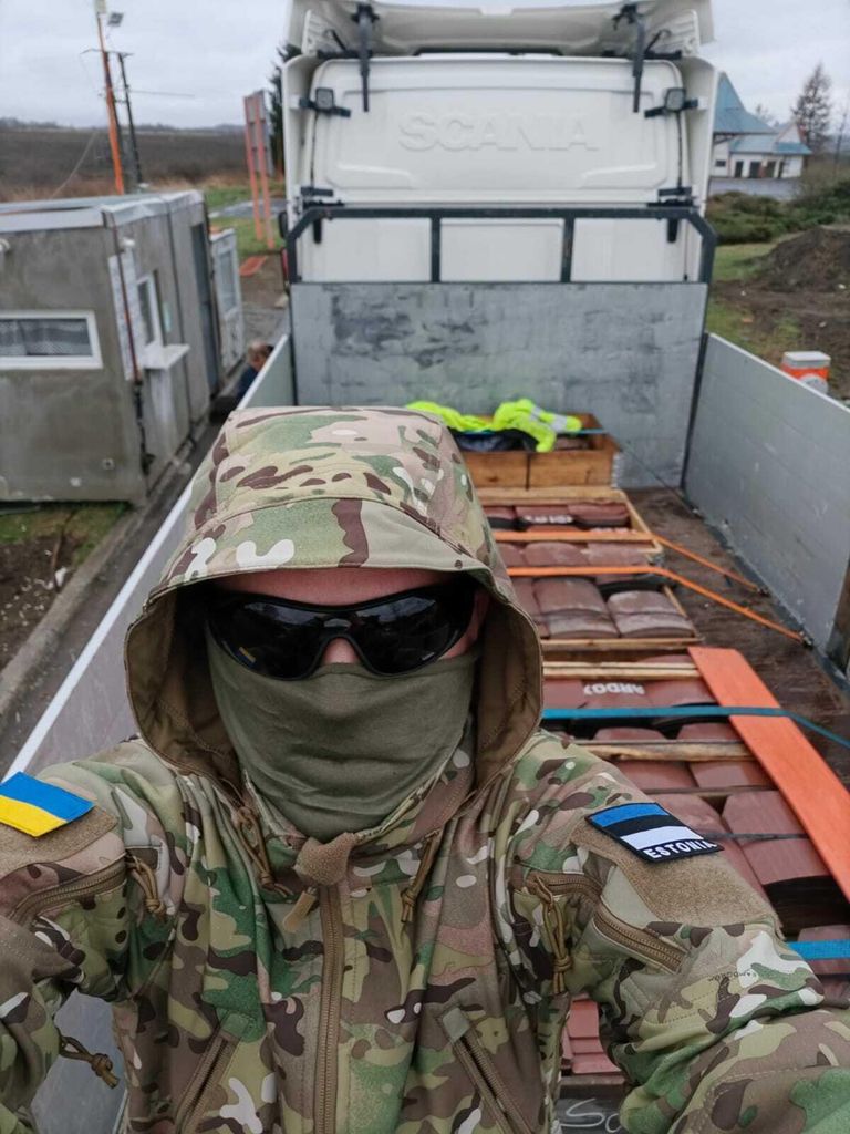 Harri is unloading five tons of protection plates for Ukrainian soldiers. They had to be unloaded to take them to a warehouse because the Poles did not allow the goods to pass on to Ukraine.