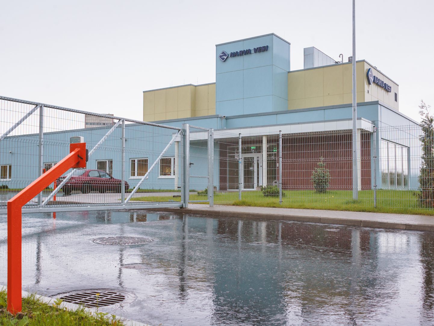ASi Narva Vesi puhastusjaam suudab väljastada 15 000 kuupmeetrit puhast vett ööpäevas, tegelik tarbimine on aga praegu ligikaudu 10 000 kuupmeetrit.