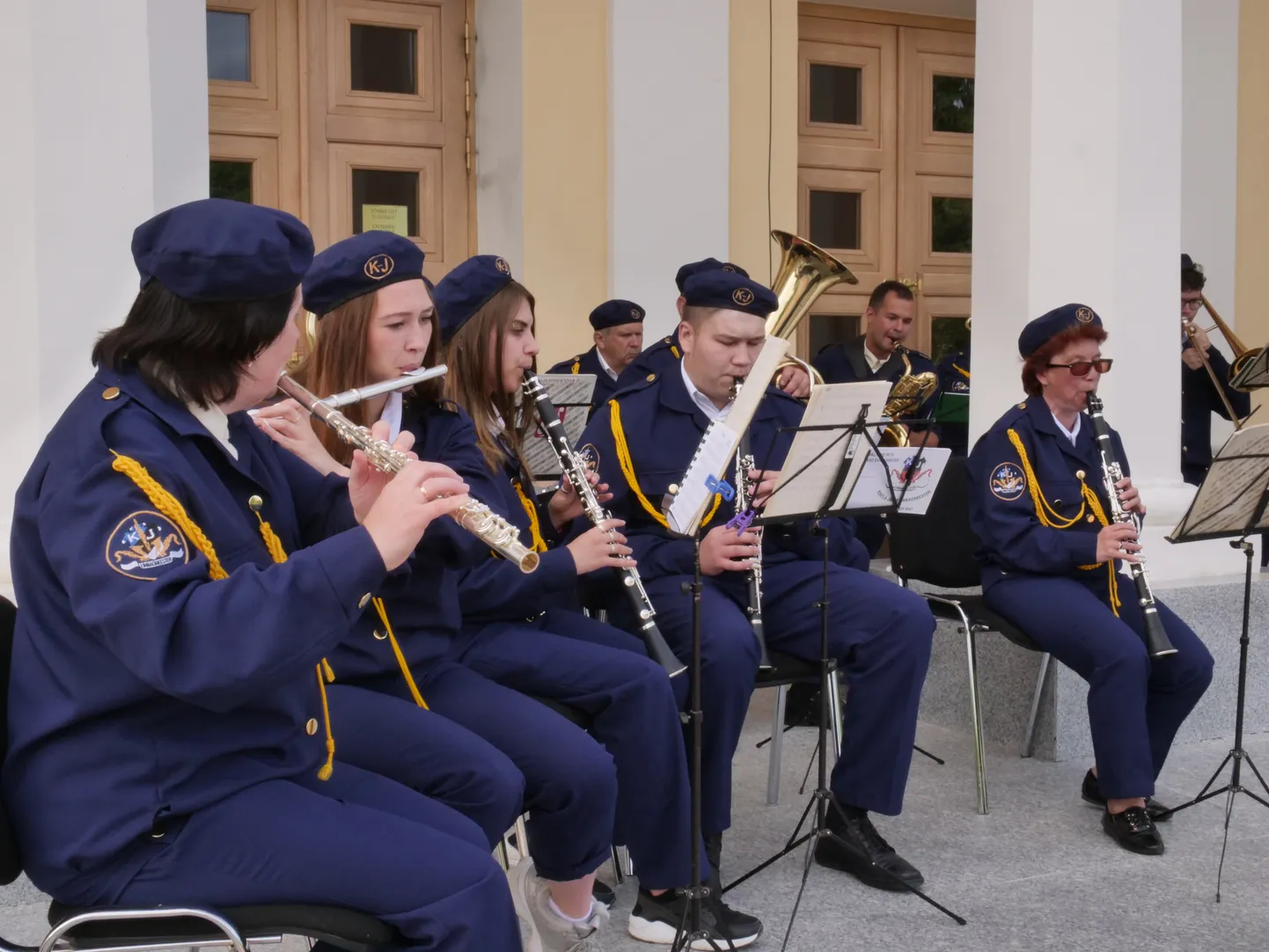 Linnaorkester sisustas paljude Kohtla-Järve pargis jalutanute õhtut kauni muusikaga.