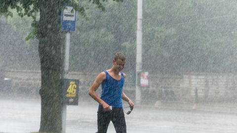 Гроза и сильный дождь: для нескольких уездов Эстонии объявлено срочное предупреждение