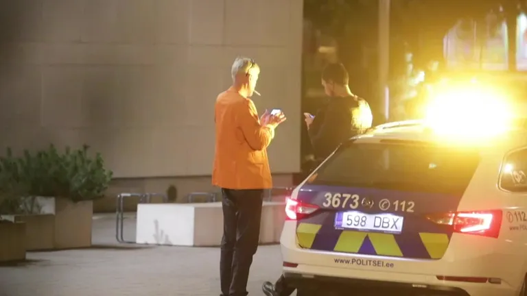 Indrek Tarand viidi Välisministeeriumi juurest politseiautoga ära