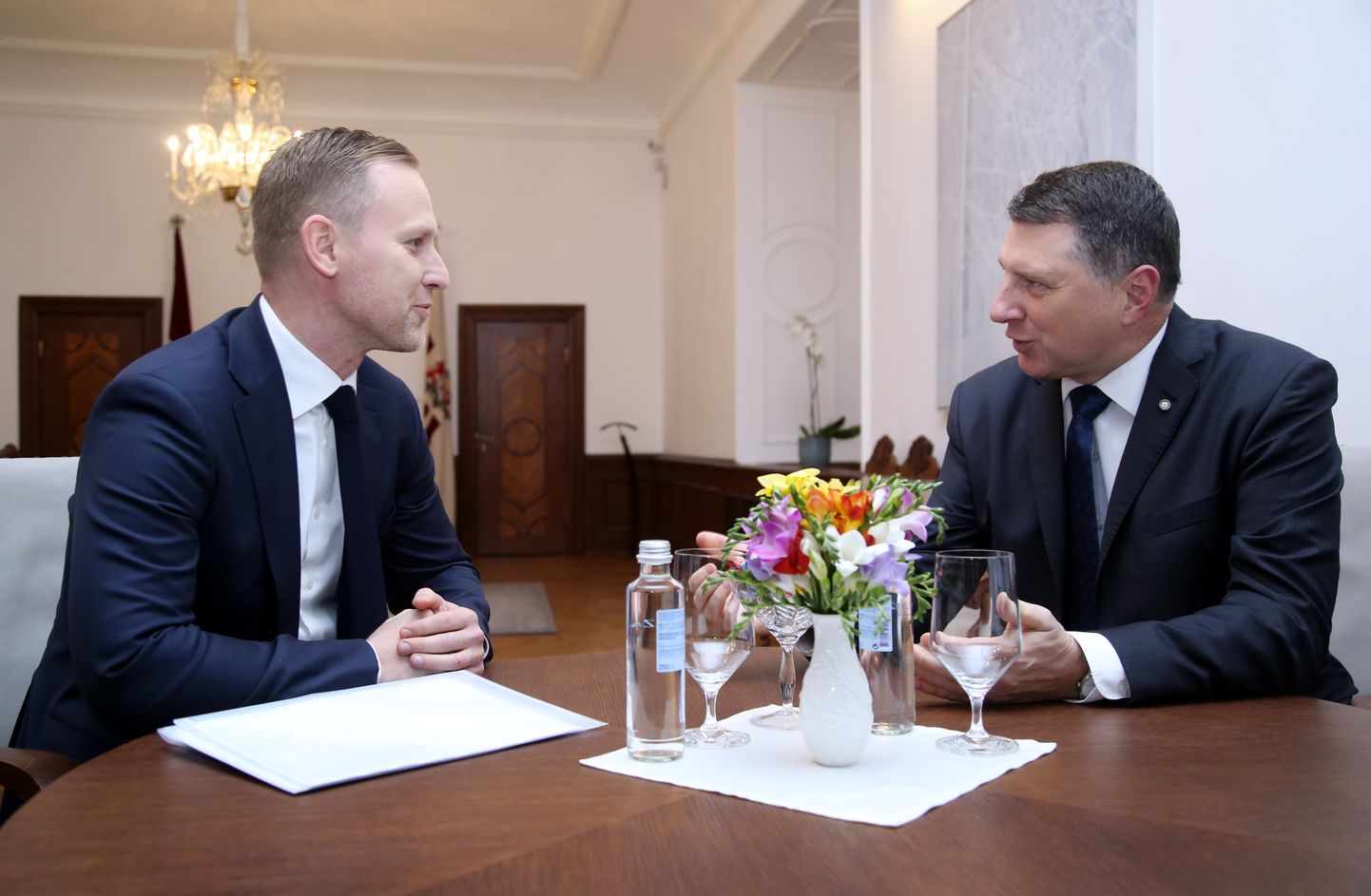 KPV LV Ministru prezidenta amata kandidāts Aldis Gobzems (no kreisās) un Valsts prezidents Raimonds Vējonis.