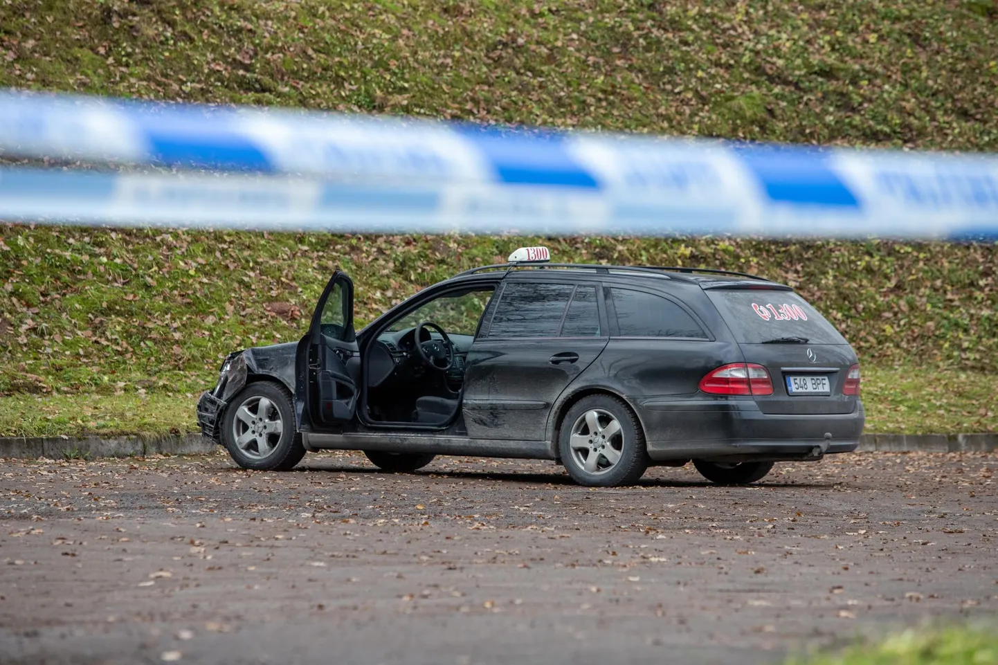 Röövijad jätsid 60-aastase taksojuhi koos talle kuulunud Mercedesega Viljandis Vana kalmistu parklasse.