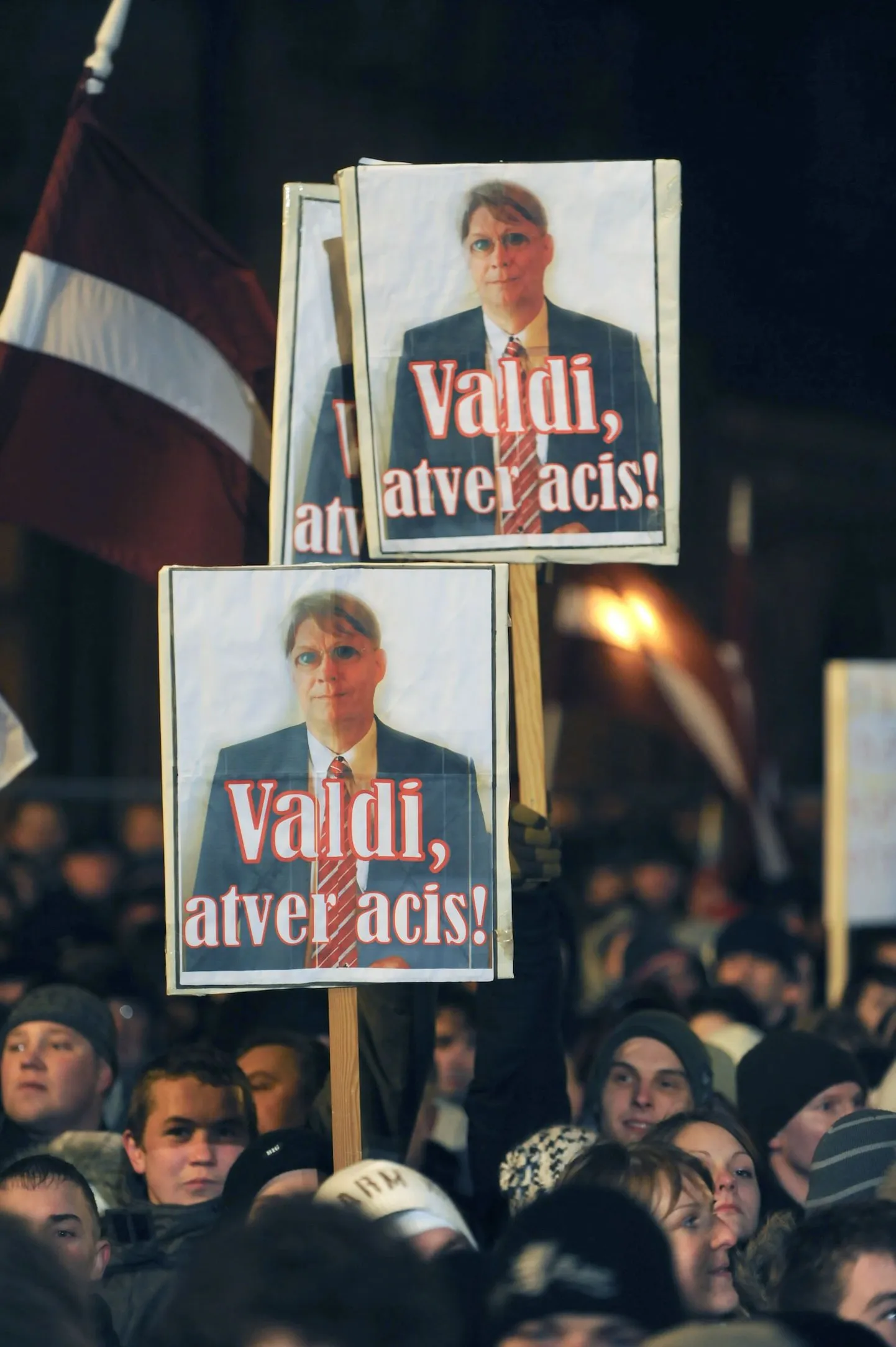 Meeleavaldajad Läti lipu ja president Zatlersi pildiga plakatitega Riia kesklinnas.