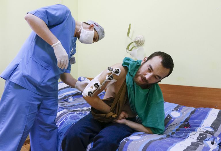 Haavata saanud Jevgeni Jerofejev kinnipeetuna Ukraina haiglas. / Scanpix