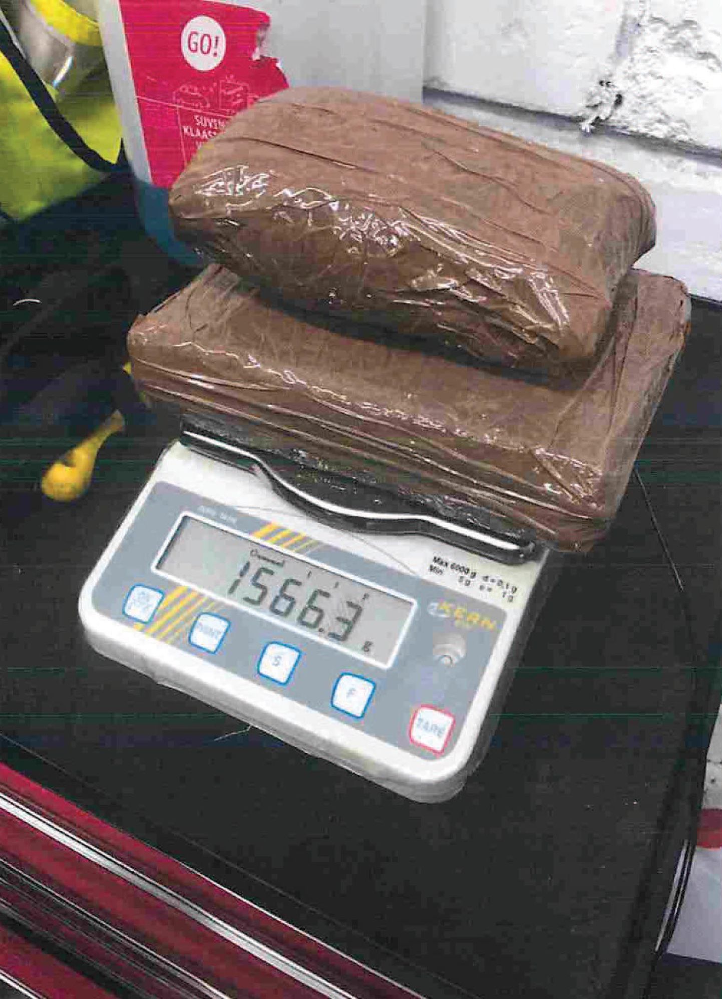 Maksu- ja tolliameti töötajad leidsid ligemale 1,3 kilo kokaiini spetsiaalselt selle vedamise tarbeks auto tagaistmete alla ehitatud peidikust.