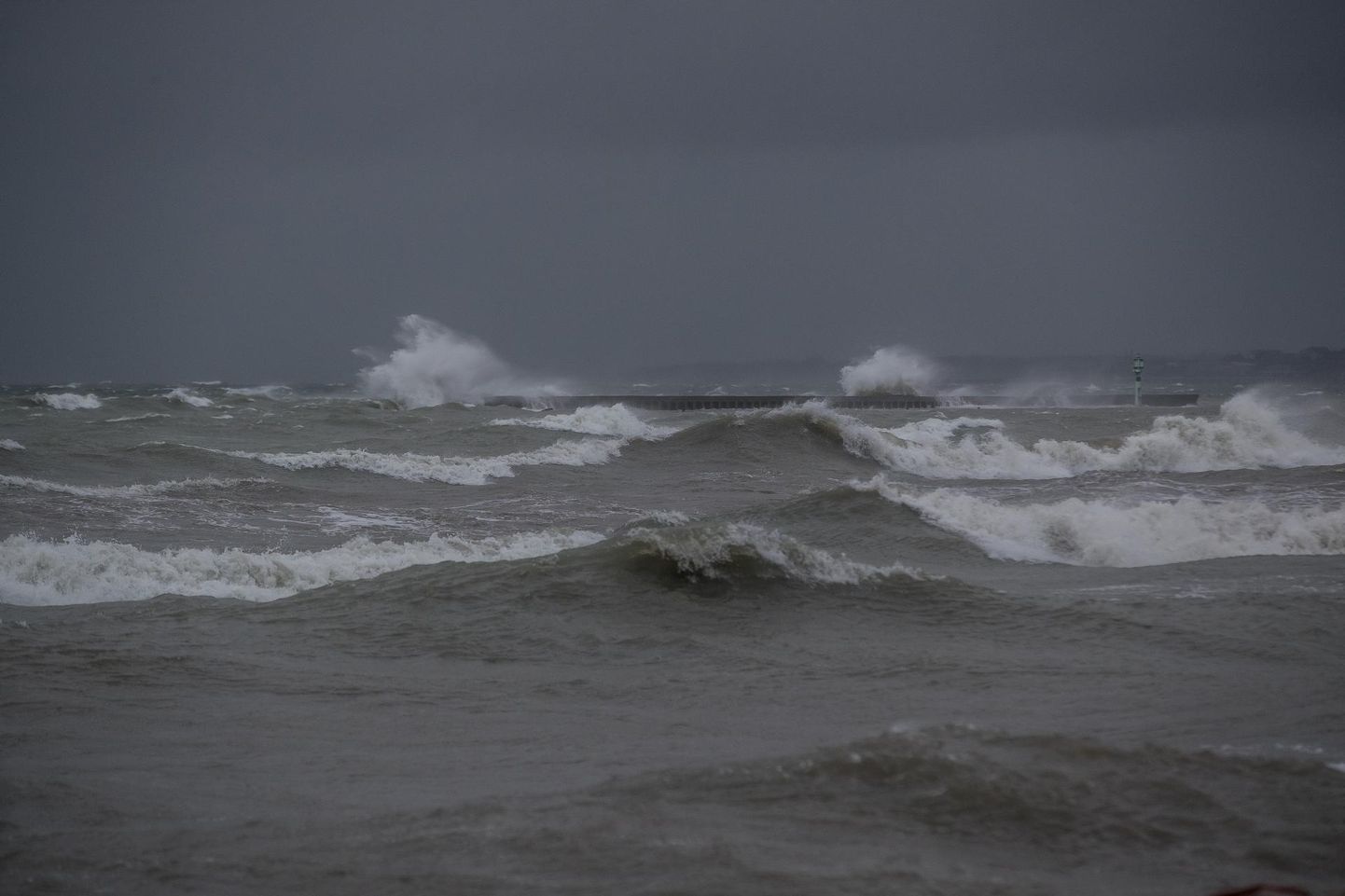 Torm möllas eriti tugevalt merel ja rannikul.