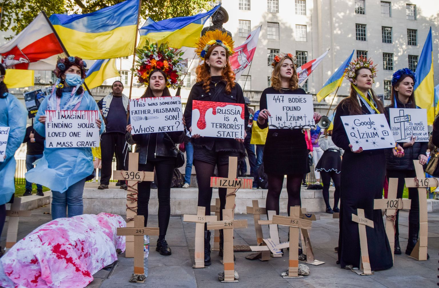 Meeleavaldus Londonis, kus protestiti Venemaa vägede poolt Ukraina linnas Izjumis toime pandud julmuste vastu.