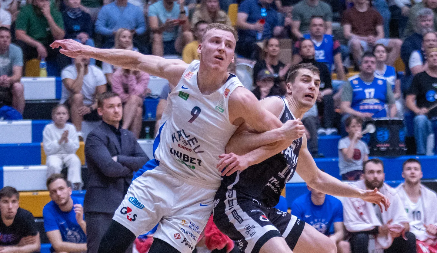 Koha pärast võitlevad kalevlane Artur Konontšuk (vasakul) ja tartlane Robin Kivi.
