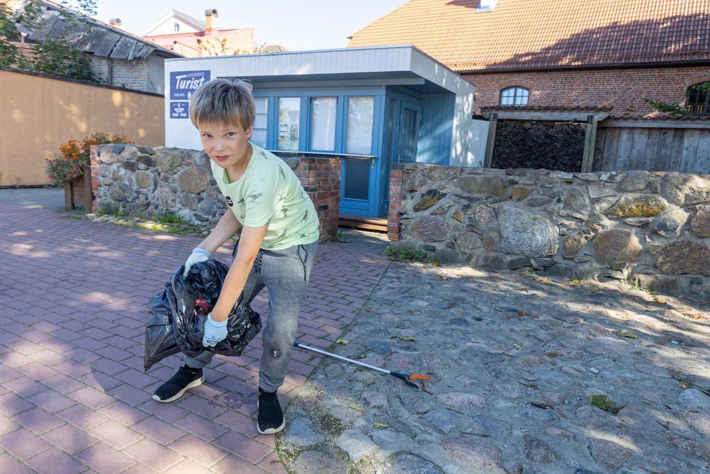 Neljanda klassi poiss Matthias Vesalahti käib vabatahtlikult prügi korjamas, sest ta tahab, et Viljandi oleks ilus ja puhas.