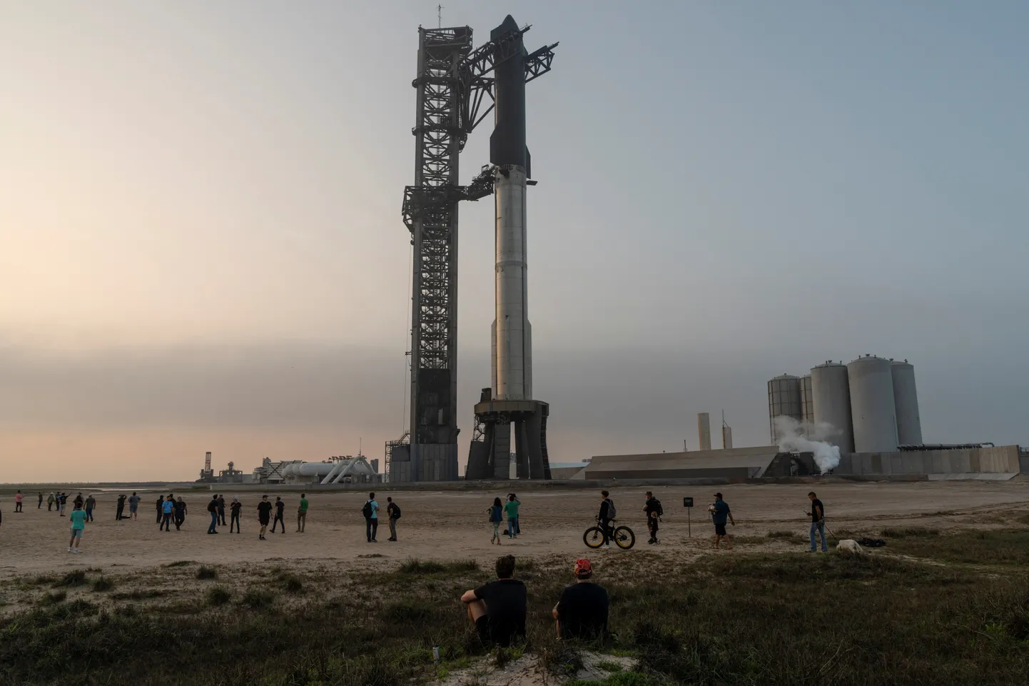 Rahvas juba koguneb: neljapäeval kell 14 on oodata kolmandat aegade suurima kosmoseraketi Starship katselendu. Vaatemäng saab olema võimas. Seesama rakett võib viia tulevikus inimesed nii Kuule kui Marsile.
