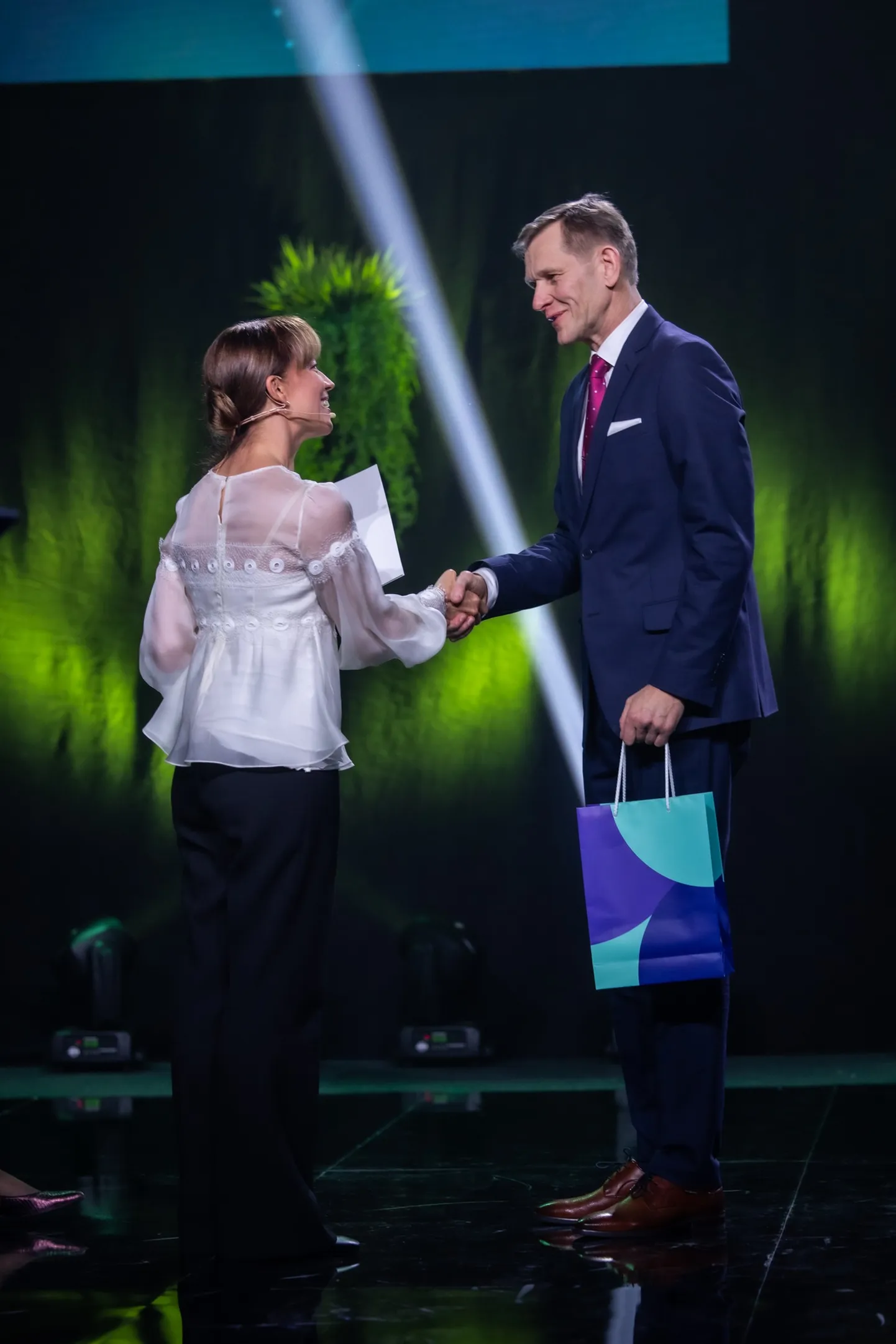 Minister Liina Kersna tunnustab Muhu vallavanemat Raio Liitmäed.