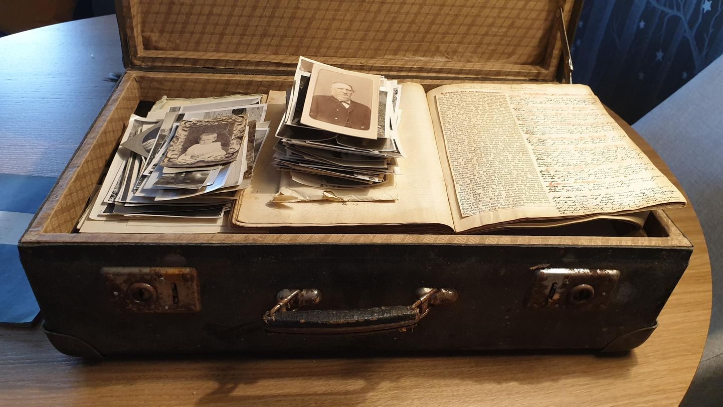 Arheoloog Marta Schmiedehelmile kuulunud fotod ja dokumendid nõukogudeaegse kohvriga tulid välja Harri ja Aliise Moora järeltulijatele suvilast. Nüüd on kohver koos väärtusliku sisuga hoiul ERMis.