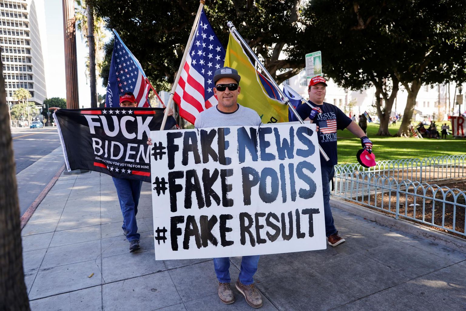 Mida uskuda ja mida mitte, selles on küsimus. Pildil meeleavaldaja Los Angeleses sildiga: «Valeuudised. Valeküsitlused. Valetulemus.»