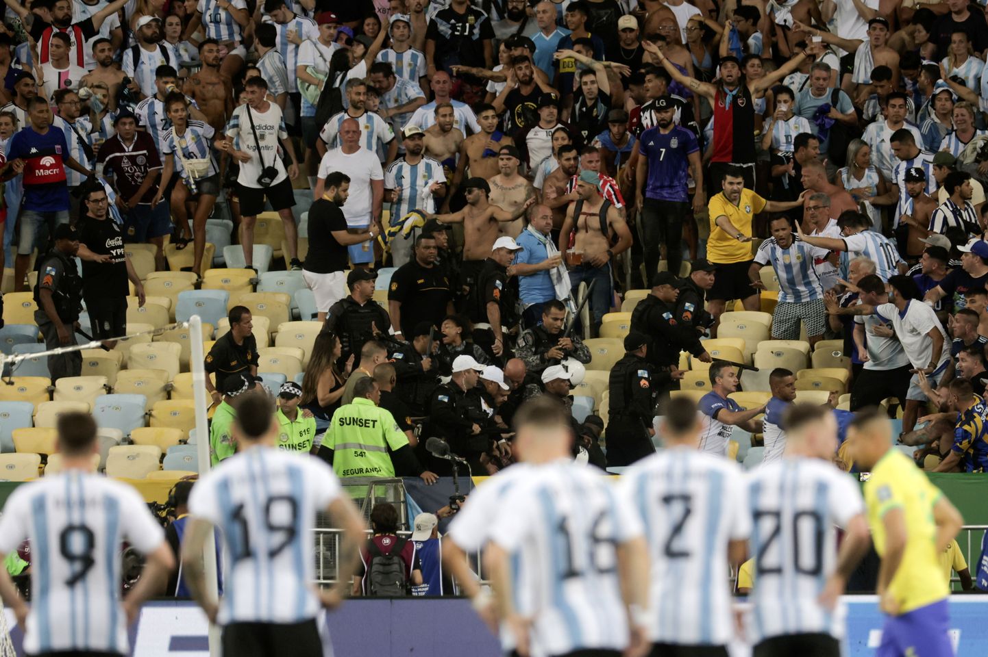 Brasiilia ja Argentina mängu algus lükkus kakluste tõttu pool tundi edasi.