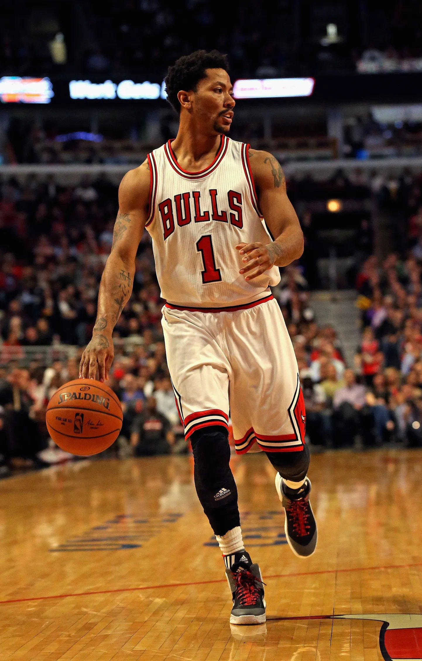 CHICAGO, IL - APRIL 15: Derrick Rose #1 of the Chicago Bulls brings the ball up the court against the Atlanta Hawks at the United Center on April 15, 2015 in Chicago, Illinois. NOTE TO USER: User expressly acknowledges and agrees that, by downloading and or using this photograph, User is consenting to the terms and conditions of the Getty Images License Agreement.   Jonathan Daniel/Getty Images/AFP
== FOR NEWSPAPERS, INTERNET, TELCOS & TELEVISION USE ONLY ==