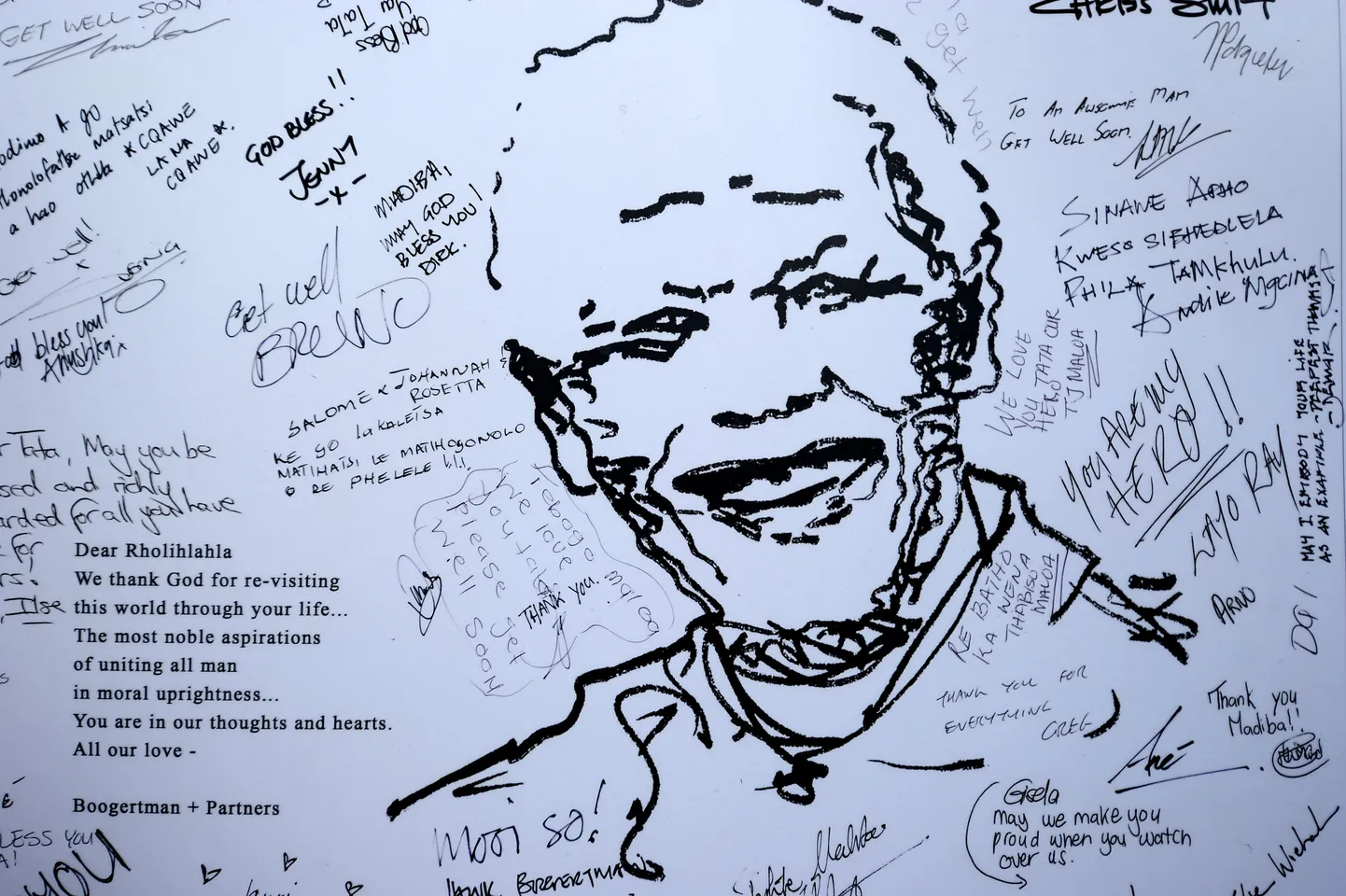 Pretorias asuva haigla Medi Clinic Heart sein on täis inimeste häid soove Nelson Mandelale. Mees ise viibi samas haiglas.