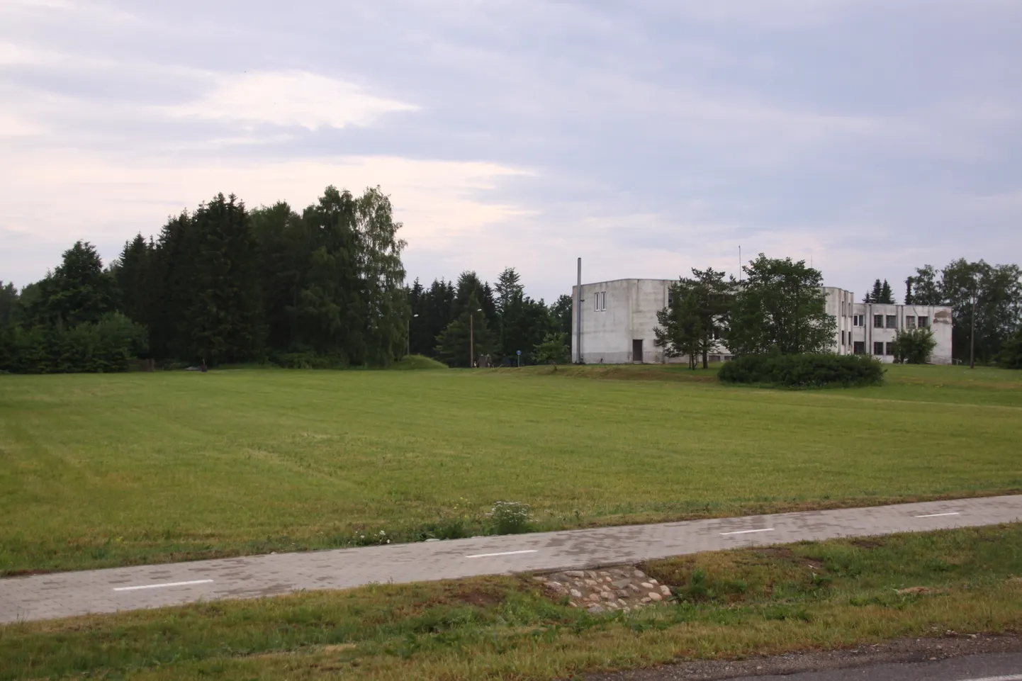 Riik müüs lageda kinnistu Järva-Jaani keskel 11 500 euro eest.